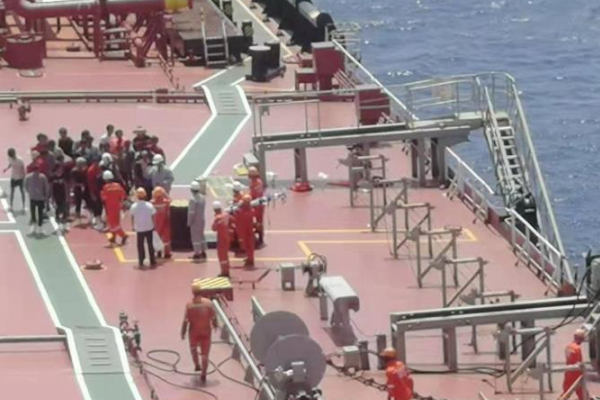 海南渔船南沙遇险：海南一渔船在南沙海域遇险，船上32人均获救