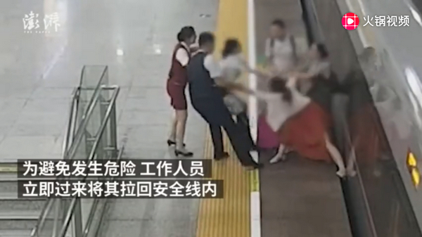 一女子将脚伸进站台阻高铁发车，被行拘9日