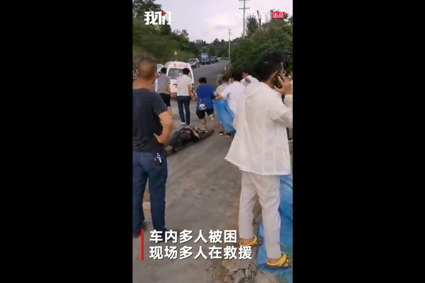 贵州中巴车事故：贵州思南县一中巴车发生一起交通事故致8死3伤