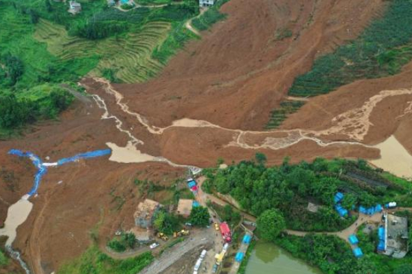 贵州六盘水发生山体滑坡，21幢房屋被埋已5人遇难，救援仍在进行