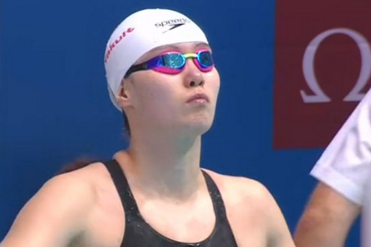 傅园慧吃止疼药压制腰伤，女子50米仰泳预赛获得小组第一