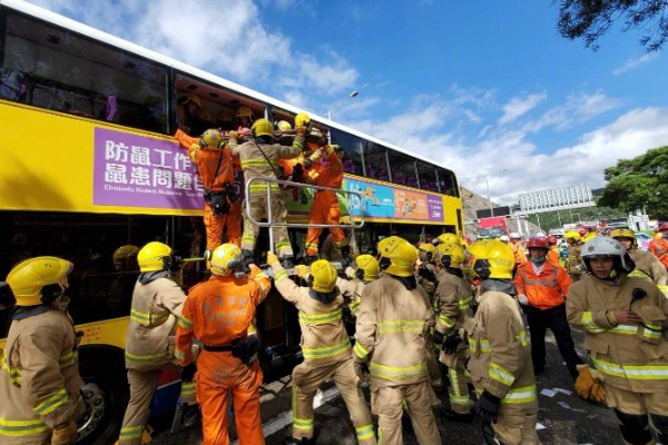 香港两巴士相撞，造成77人受伤