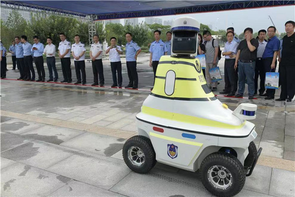 机器人交警上岗：国内第一批机器人交警邯郸上岗