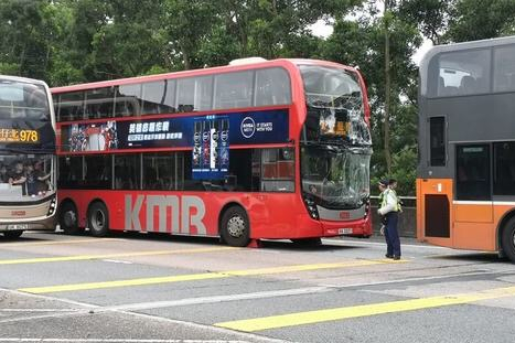 香港两大巴车相撞，造成至少12人受伤