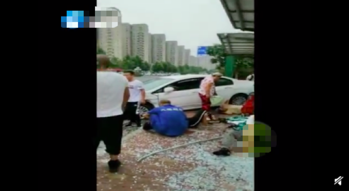 轿车失控撞站台：郑州一轿车失控撞向公交站台，现场8人受伤