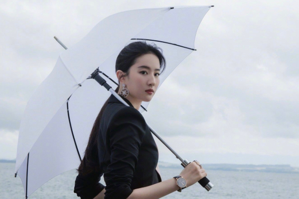刘亦菲瑞士湖畔写真发布，造型超飒霸道女总裁