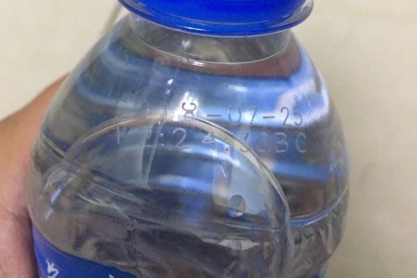 发过期瓶装水慰问：武汉一公司发过期瓶装水慰问环卫工，回应称已召回销毁