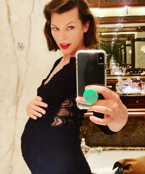 43岁《生化危机》女主米拉·乔沃维奇晒三胎孕肚照