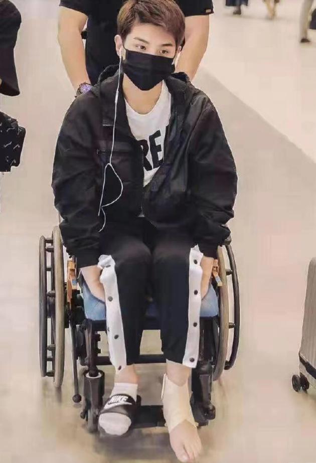 黄明昊坐轮椅现身机场，发文回应：打篮球时崴伤