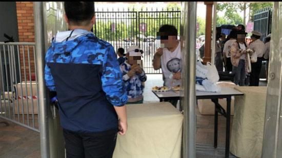 游客在安检旁吃掉刚买的食物人民网四问上海迪士尼：强制翻包、双标凭什么？