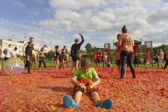 圣彼得堡番茄大战：趣味番茄大战在圣彼得堡开战，20吨番茄满天飞