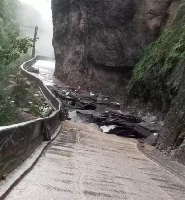 四川芦山遭暴雨：多处道路被冲毁，交通中断