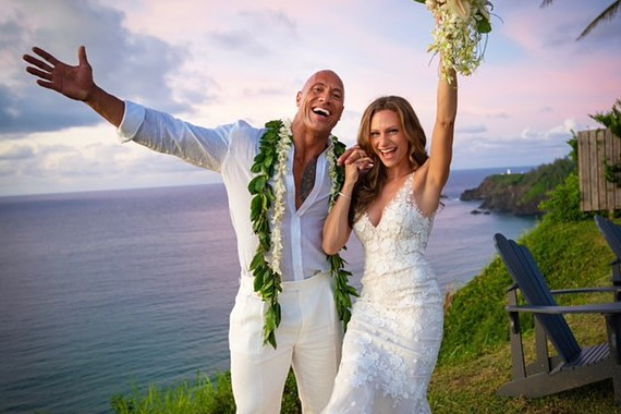 巨石强森与交往12年的女友Lauren Hashian在夏威夷结婚