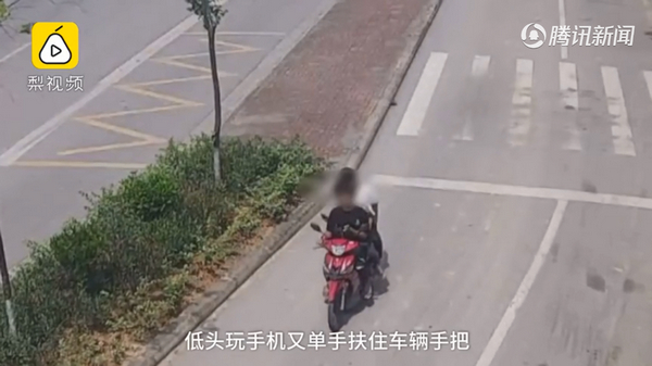 全责！15岁少年无证骑摩托，边玩手机边逆行撞车身亡
