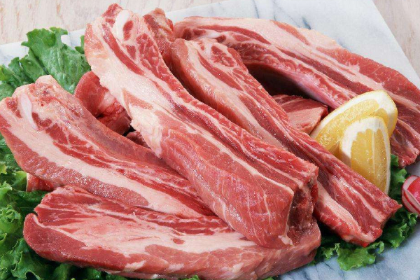 猪肉惊现“地产式调控”：降价10%限购1公斤