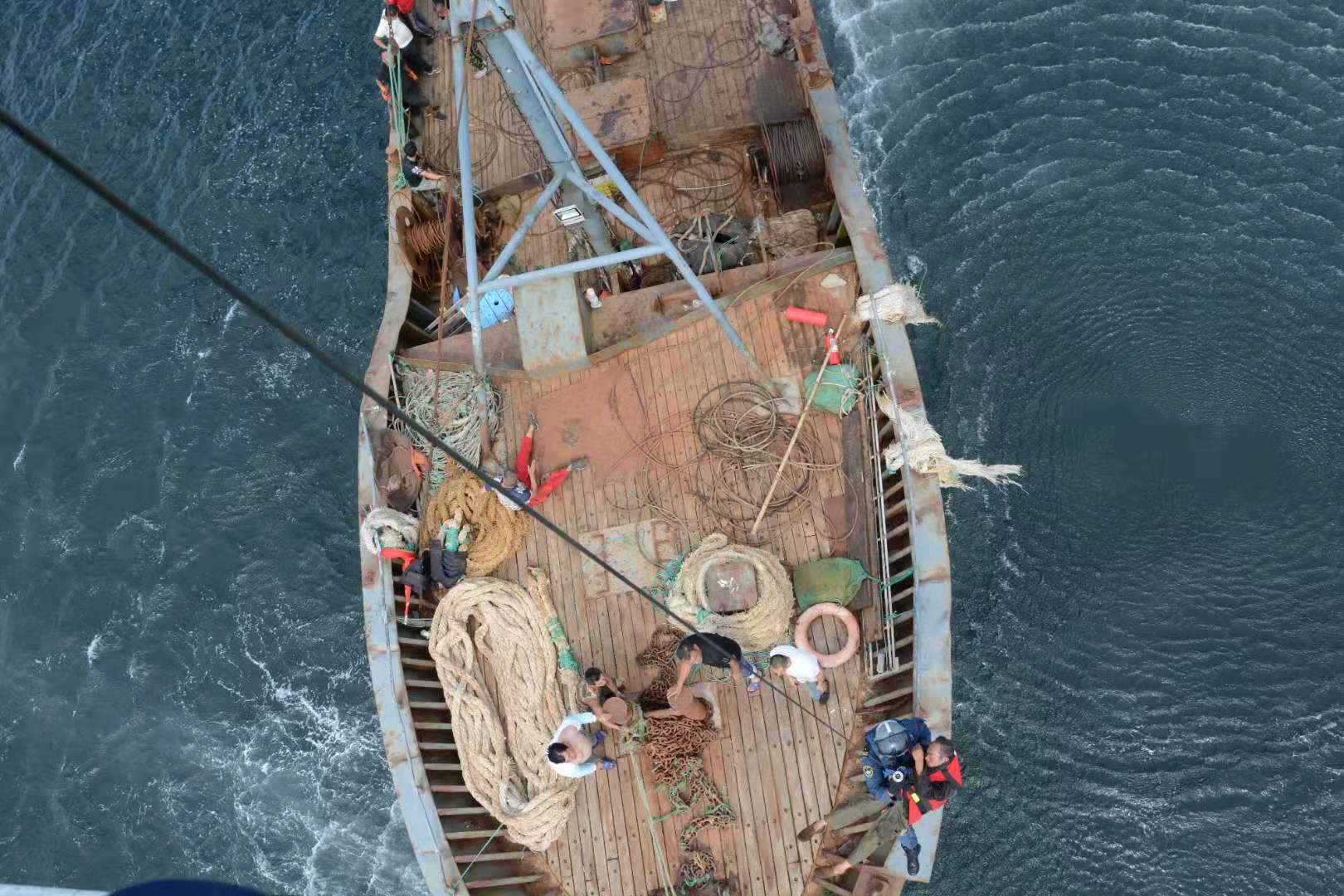 山东威海附近海域一渔船起火，11人获救6人失踪