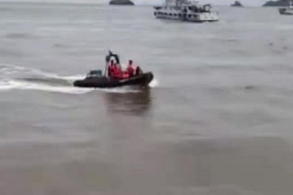 浙江舟山一运输船为救渔船触礁沉没，6人被救2人遇难