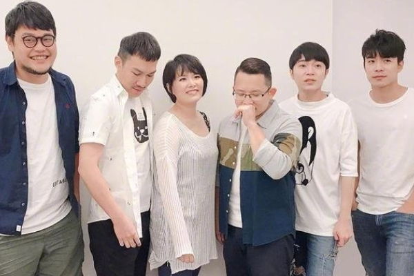在吴青峰新专辑发布会上，休团两年半的苏打绿首次同框并合照