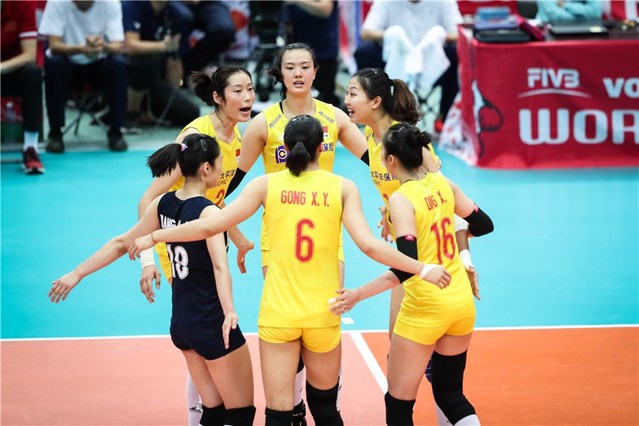 中国女排3-0战胜塞尔维亚，豪取10连胜，提前一轮夺冠
