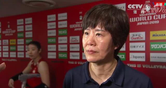 中国女排11连胜夺冠，赛后采访郎平几度哽咽：16个队员，挺难的