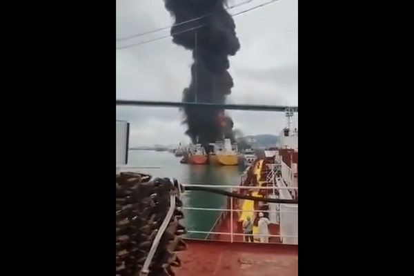 韩国南部蔚山港一艘油轮发生爆炸，造成18人受伤