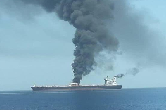 伊朗油轮在红海海域发生爆炸，造成大量原油泄漏