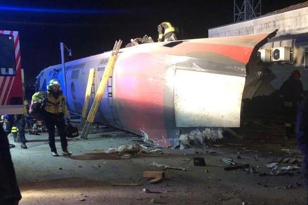意大利一高速列车脱轨，造成至少2死30伤