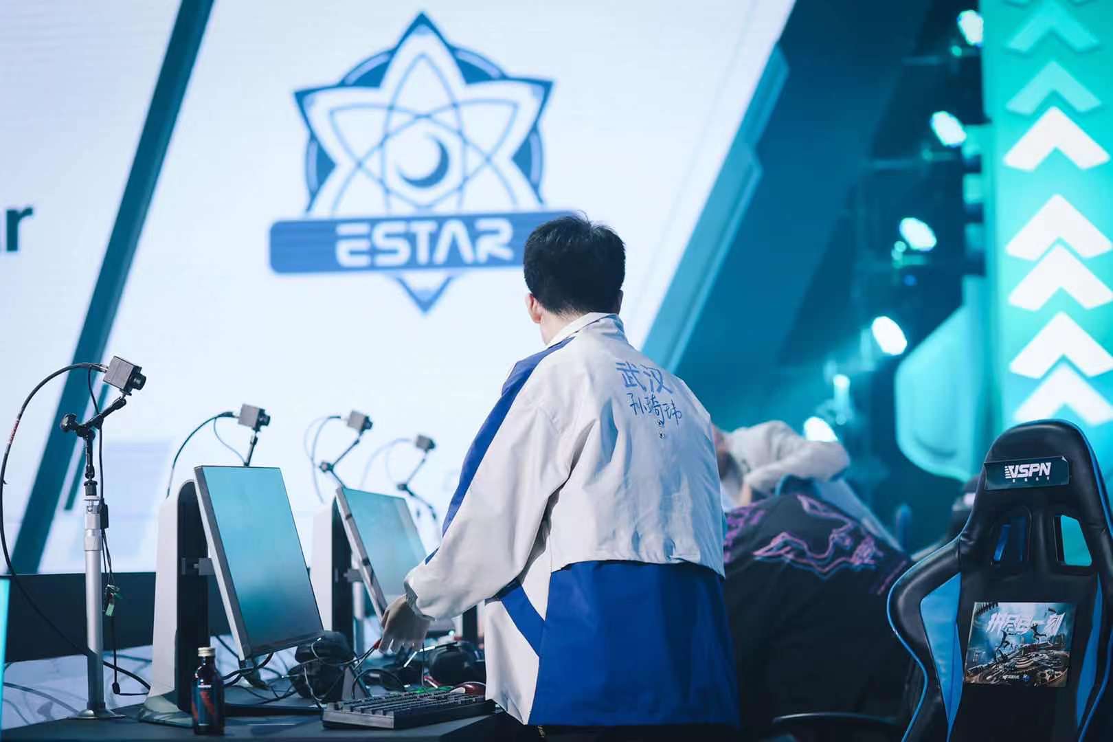 eStar|季后赛首战骑士礼 最强阵容正面迎敌eStar